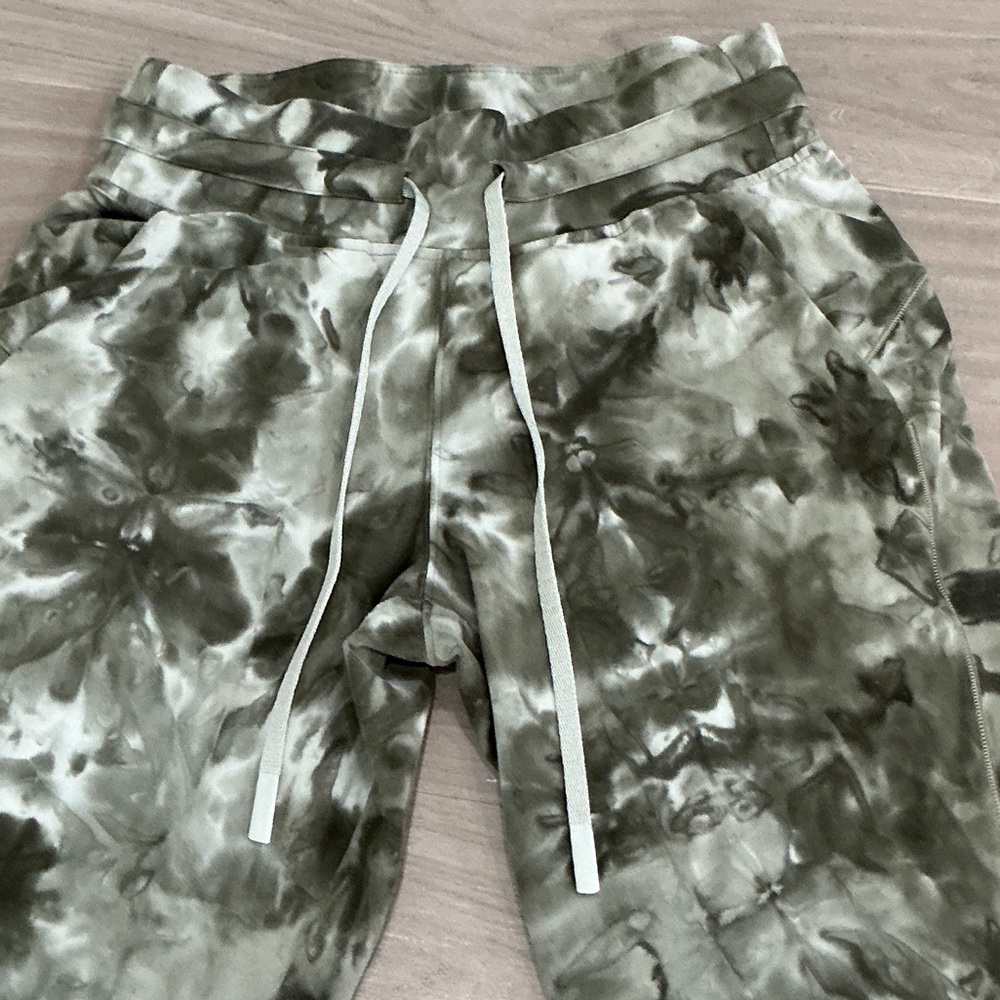 lululemon athletica Green Tie-Dye Leggings - Picture 9 of 16